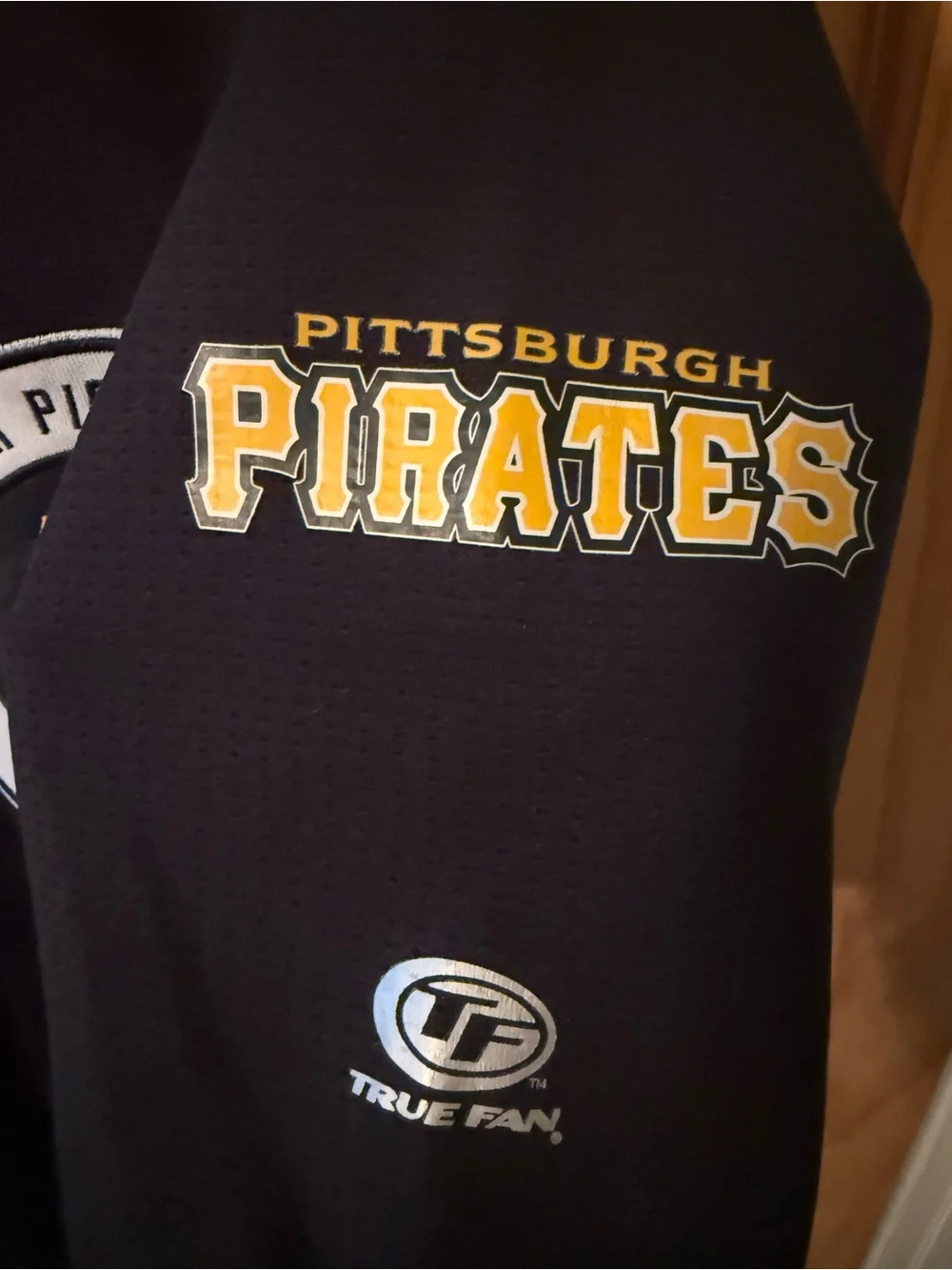 Like New, Men’s Size Medium (38-40) Pittsburgh Pirates Button Up Jersey